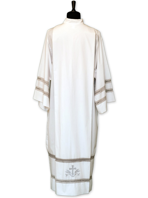 Camice sacerdotale con piegoni e ricamo